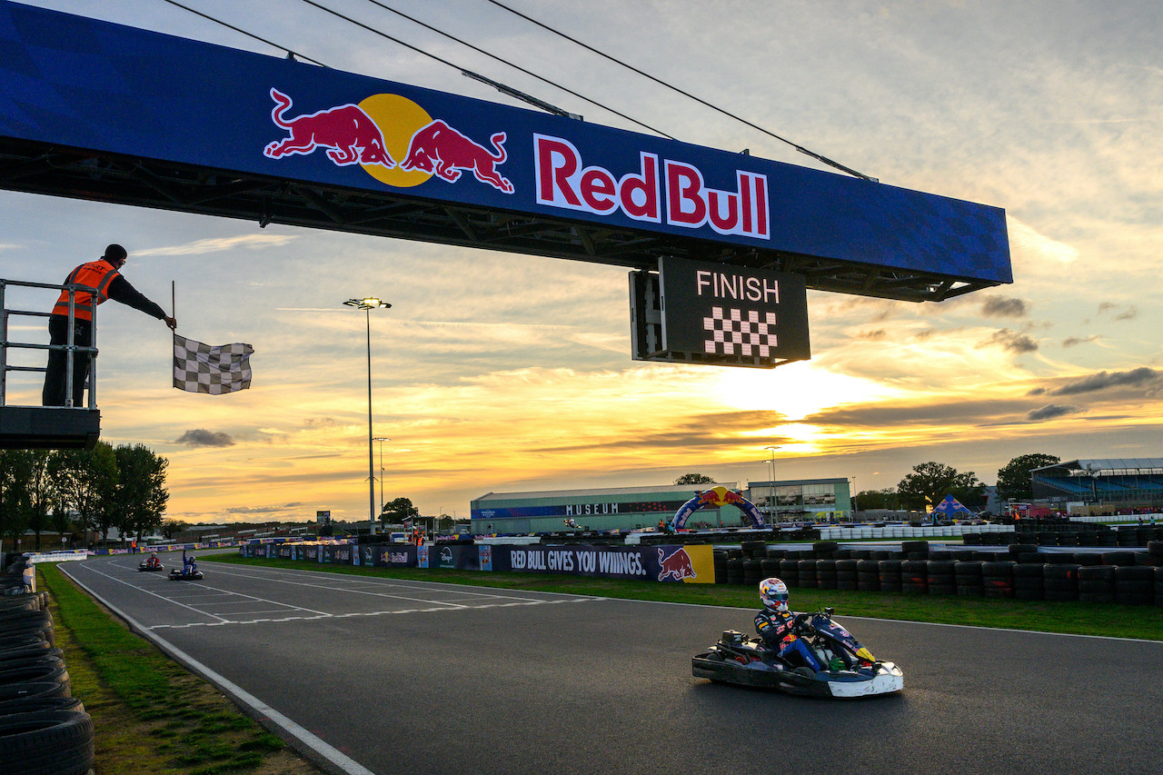 Max Verstappen在Red Bull《Max vs 100》中，從第101位發車，僅以14圈超越前方100位車手。（Red Bull提供）